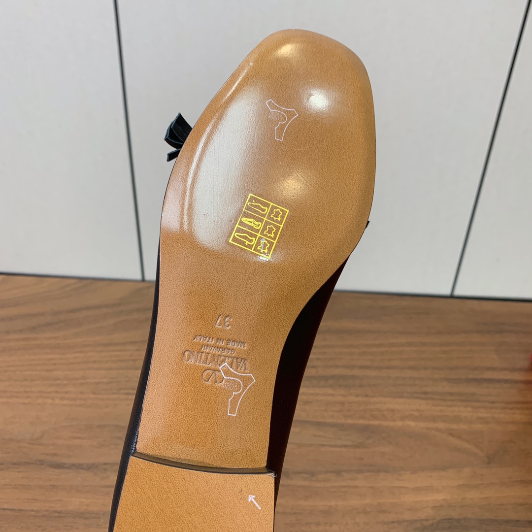 【Valent*no】小V扣单鞋。蝴蝶结装饰灵动又温柔。方跟设计舒适度超好搭配，甜美又温柔。
材质：鞋面