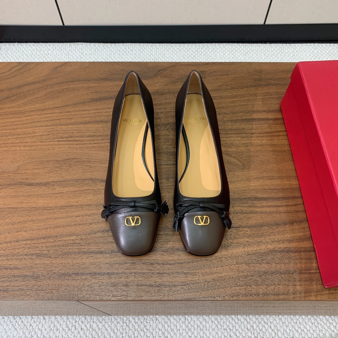 【Valent*no】小V扣单鞋。蝴蝶结装饰灵动又温柔。方跟设计舒适度超好搭配，甜美又温柔。
材质：鞋面