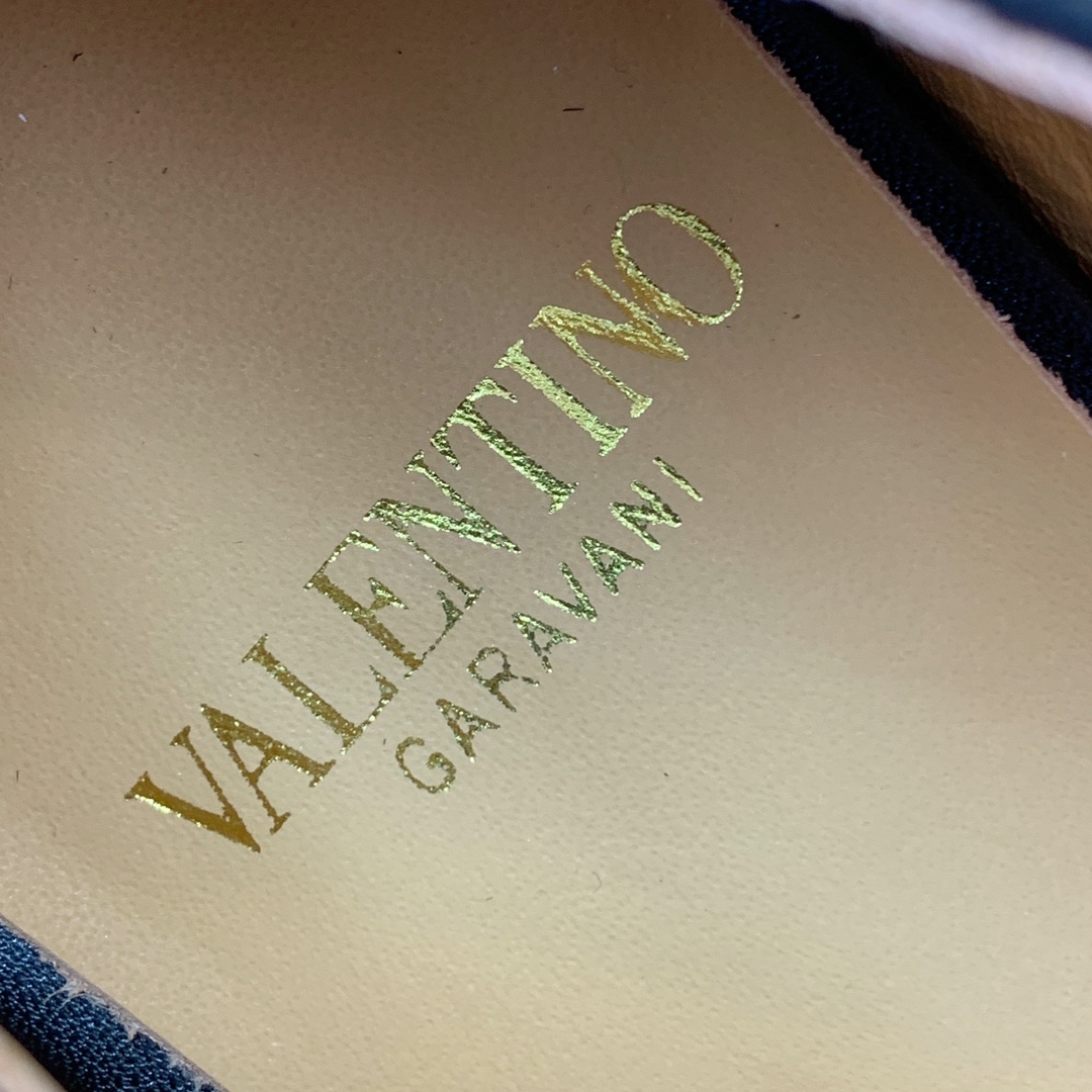 【Valent*no】小V扣单鞋。蝴蝶结装饰灵动又温柔。方跟设计舒适度超好搭配，甜美又温柔。
材质：鞋面