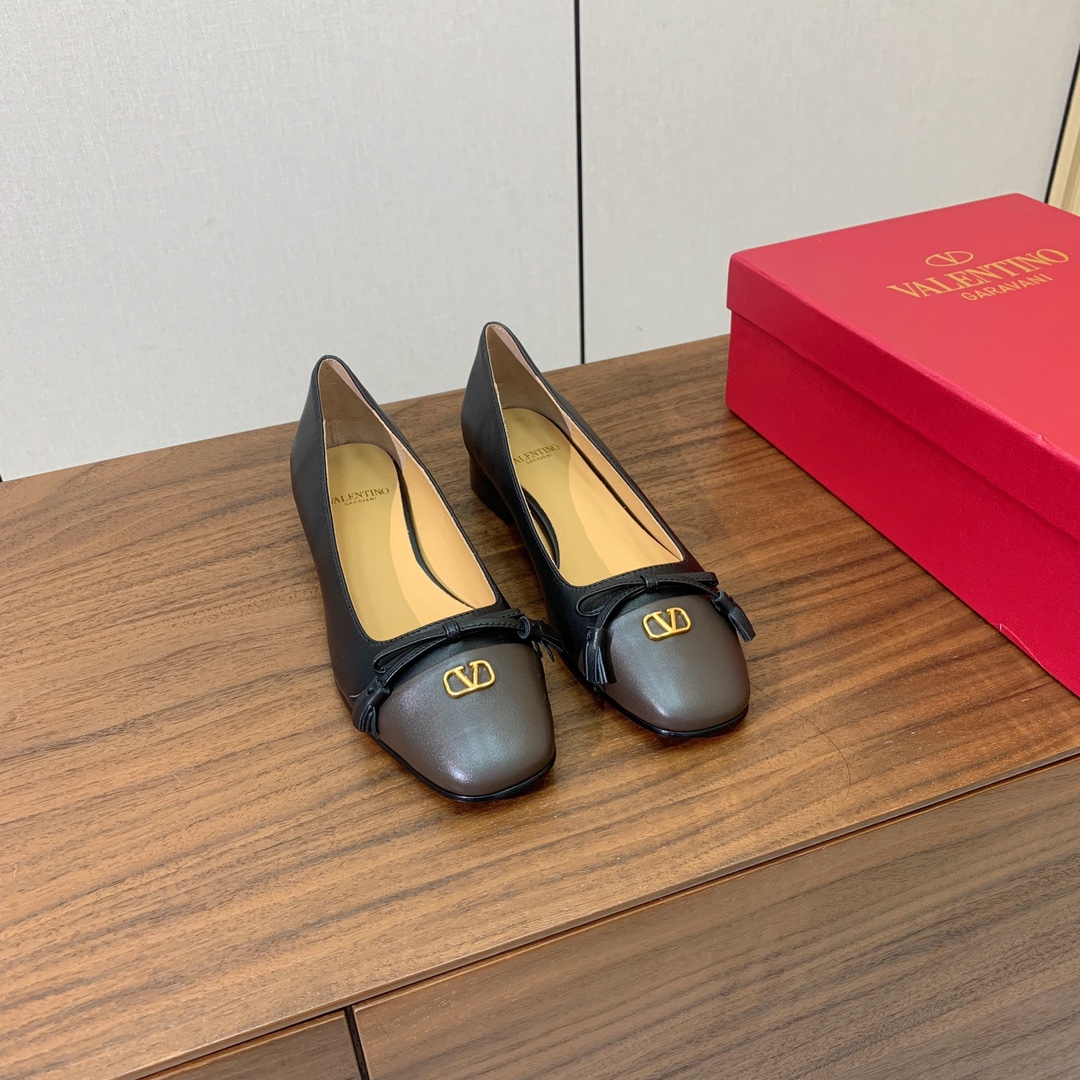 【Valent*no】小V扣单鞋。蝴蝶结装饰灵动又温柔。方跟设计舒适度超好搭配，甜美又温柔。
材质：鞋面