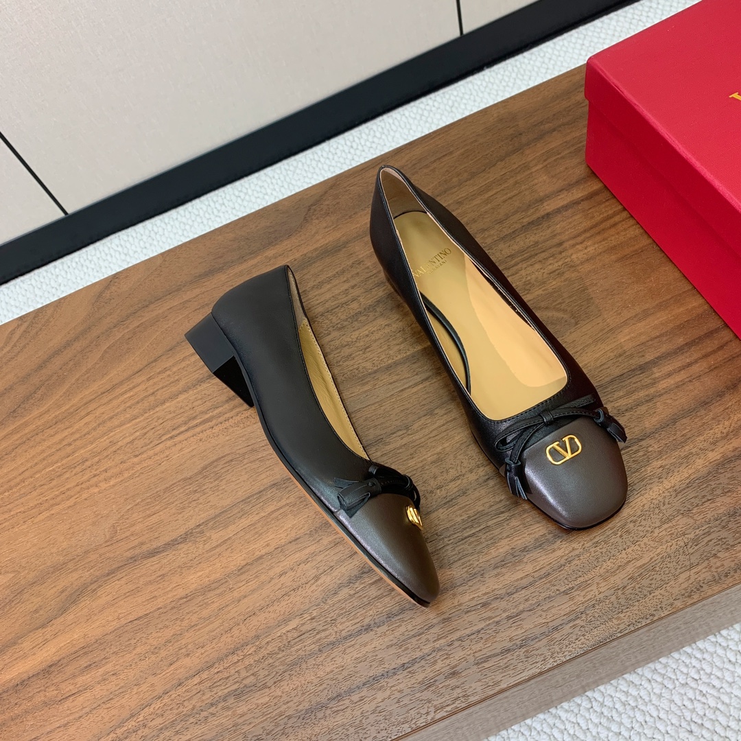 【Valent*no】小V扣单鞋。蝴蝶结装饰灵动又温柔。方跟设计舒适度超好搭配，甜美又温柔。
材质：鞋面
