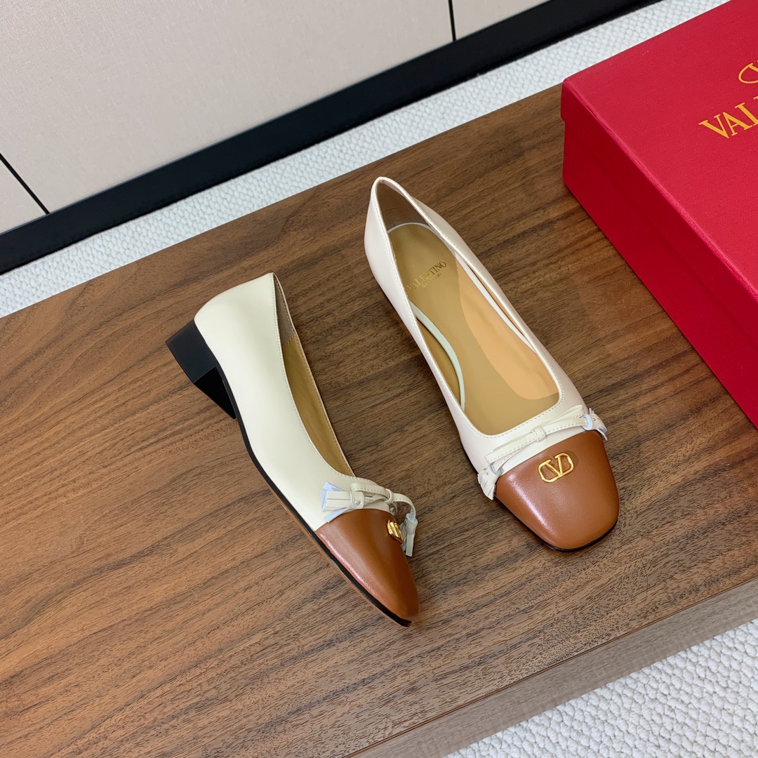 【Valent*no】小V扣单鞋。蝴蝶结装饰灵动又温柔。方跟设计舒适度超好搭配，甜美又温柔。
材质：鞋面