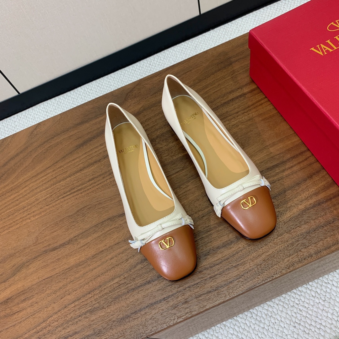 【Valent*no】小V扣单鞋。蝴蝶结装饰灵动又温柔。方跟设计舒适度超好搭配，甜美又温柔。
材质：鞋面