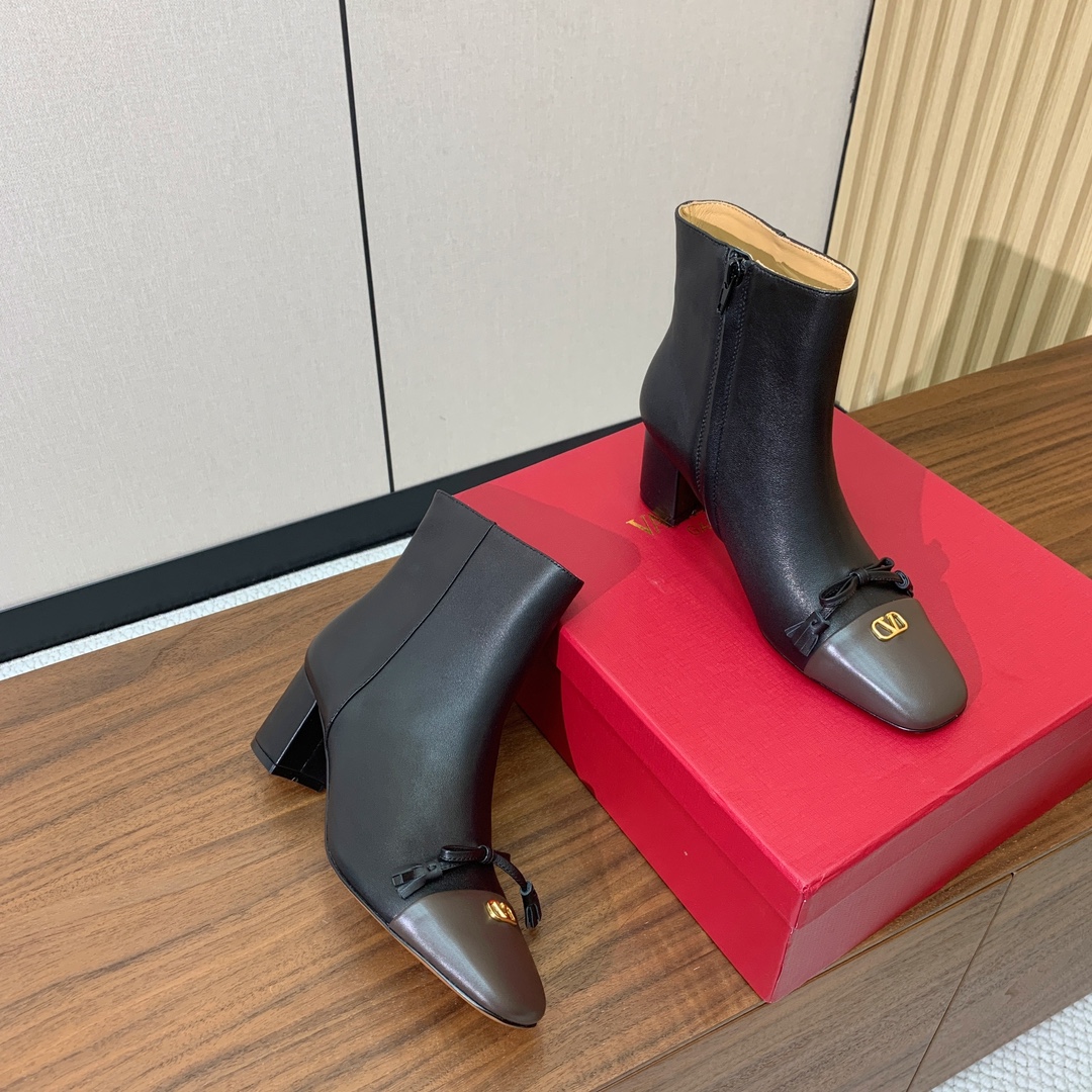 【Valent*no】小V扣粗跟短靴。蝴蝶结装饰灵动又温柔。方跟设计舒适度超好搭配，甜美又温柔。
材质：