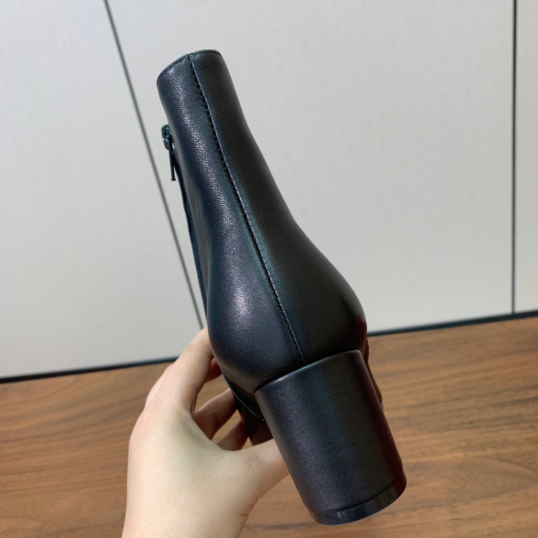 【Valent*no】小V扣粗跟短靴。蝴蝶结装饰灵动又温柔。方跟设计舒适度超好搭配，甜美又温柔。
材质：