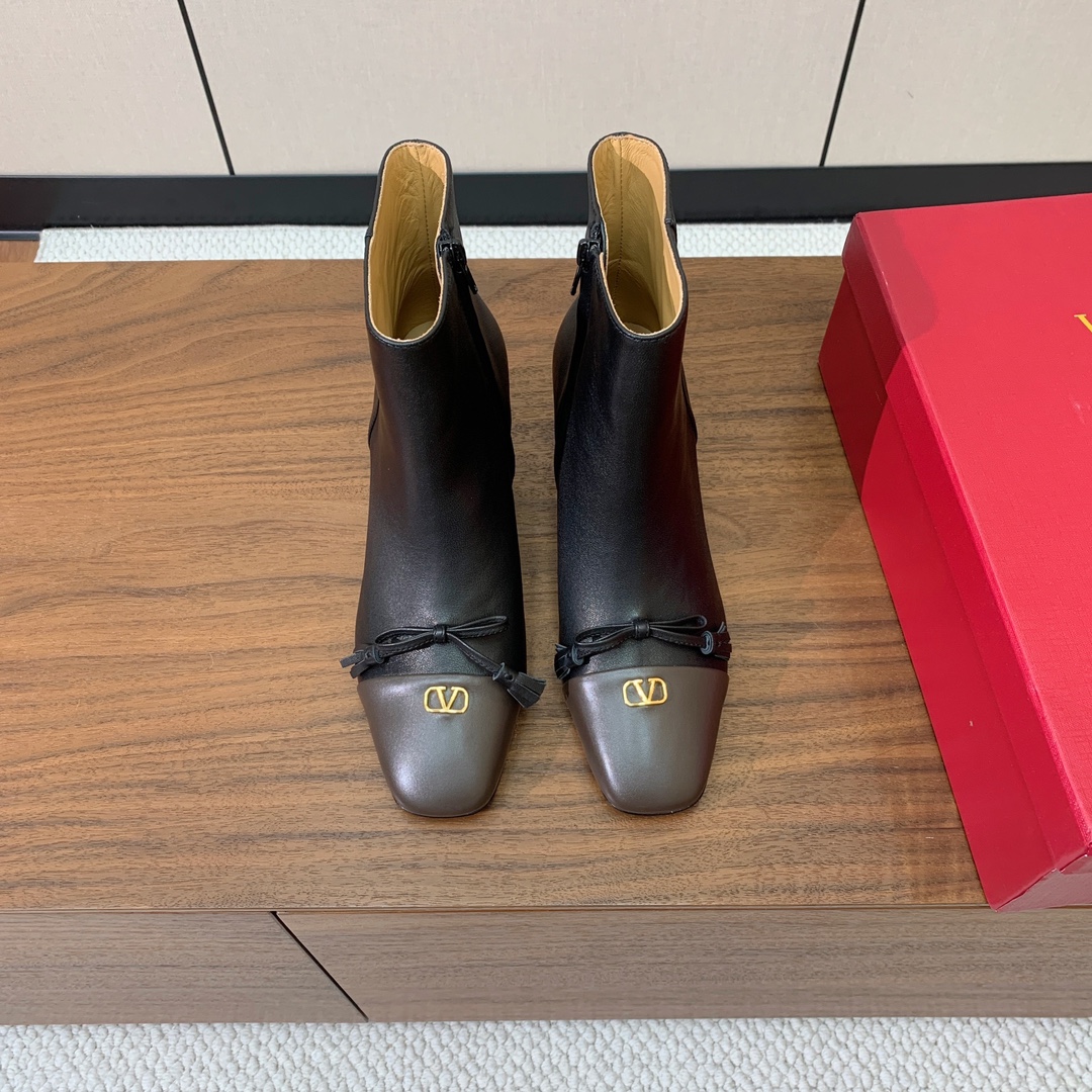 【Valent*no】小V扣粗跟短靴。蝴蝶结装饰灵动又温柔。方跟设计舒适度超好搭配，甜美又温柔。
材质：