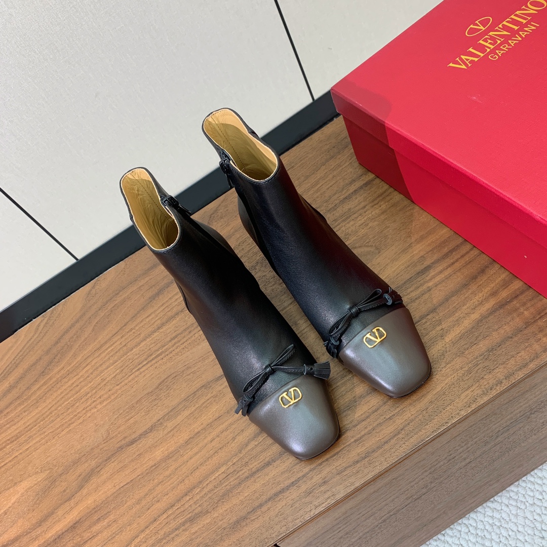 【Valent*no】小V扣粗跟短靴。蝴蝶结装饰灵动又温柔。方跟设计舒适度超好搭配，甜美又温柔。
材质：