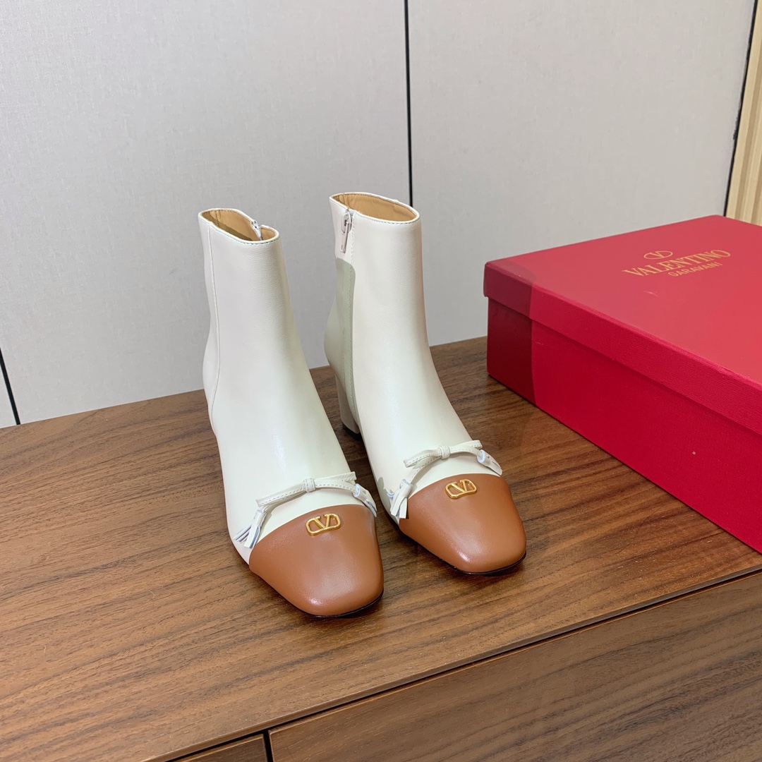 【Valent*no】小V扣粗跟短靴。蝴蝶结装饰灵动又温柔。方跟设计舒适度超好搭配，甜美又温柔。
材质：