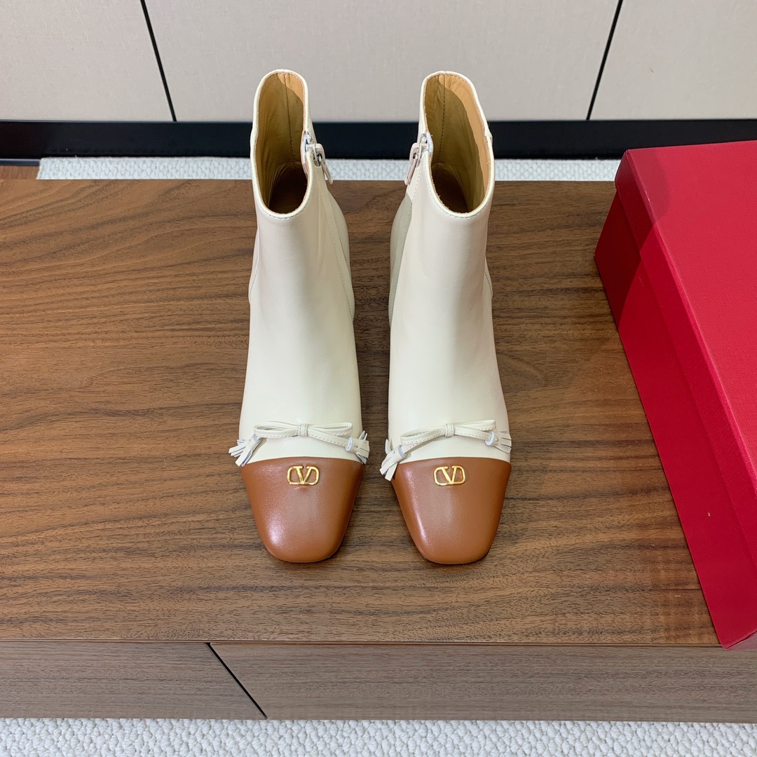 【Valent*no】小V扣粗跟短靴。蝴蝶结装饰灵动又温柔。方跟设计舒适度超好搭配，甜美又温柔。
材质：