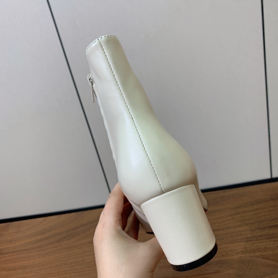 【Valent*no】小V扣粗跟短靴。蝴蝶结装饰灵动又温柔。方跟设计舒适度超好搭配，甜美又温柔。
材质：