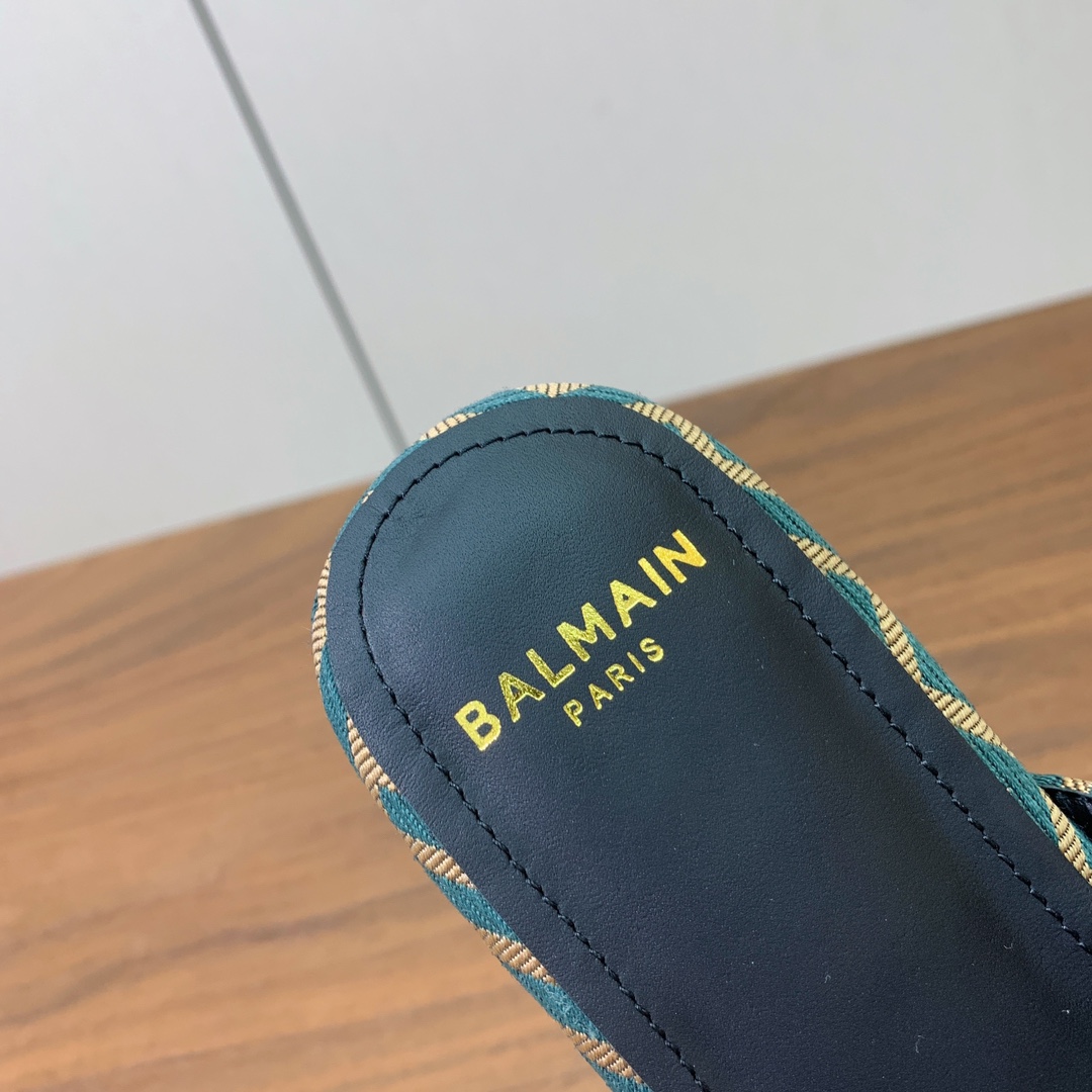 【Bal*ain】方扣拖鞋。愈发別致出众，无敌气场、无敌好看。鞋面原版定制Logo布。原版开模金属扣，牛