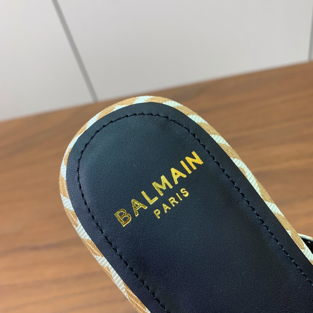 【Bal*ain】方扣拖鞋。愈发別致出众，无敌气场、无敌好看。鞋面原版定制Logo布。原版开模金属扣，牛