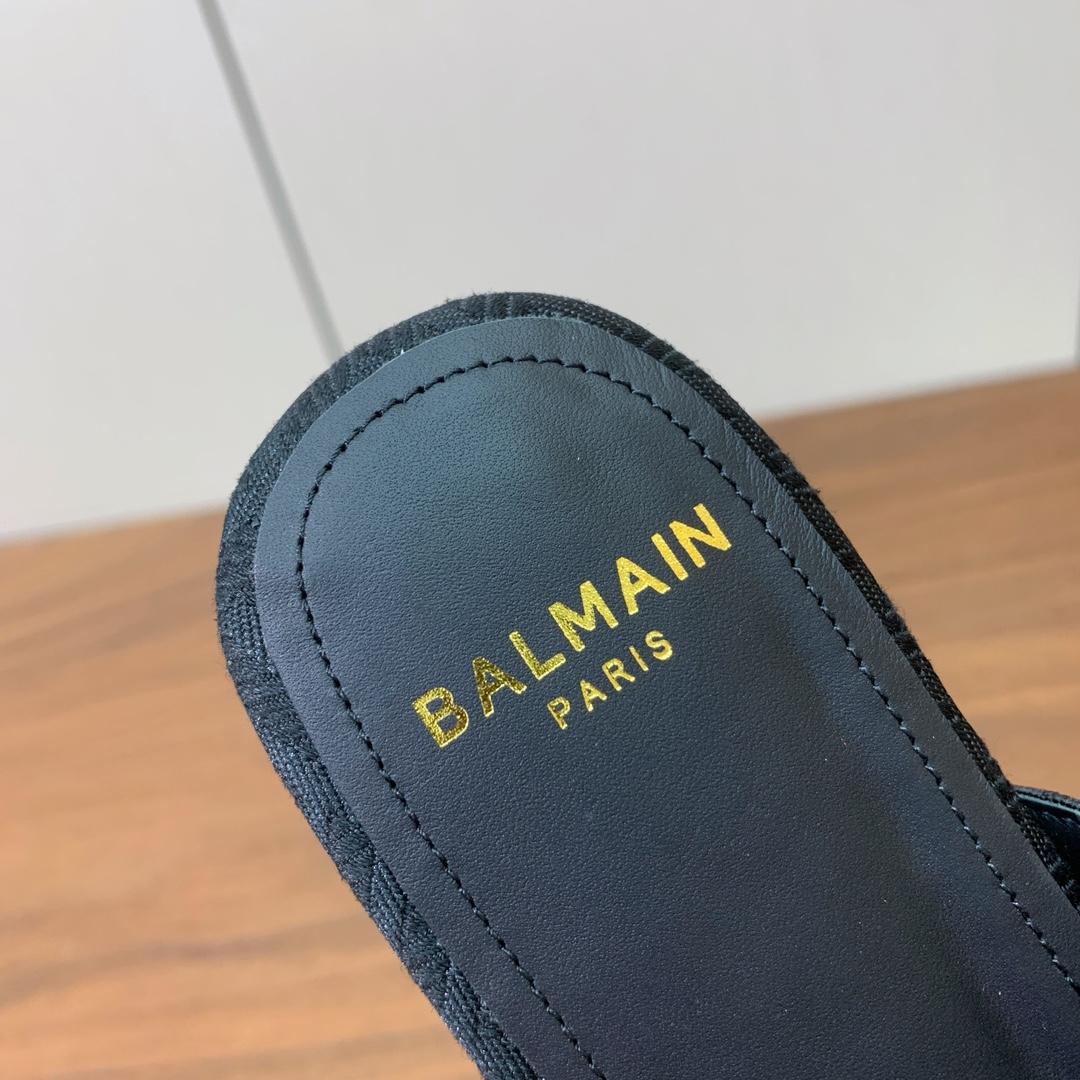 【Bal*ain】方扣拖鞋。愈发別致出众，无敌气场、无敌好看。鞋面原版定制Logo布。原版开模金属扣，牛