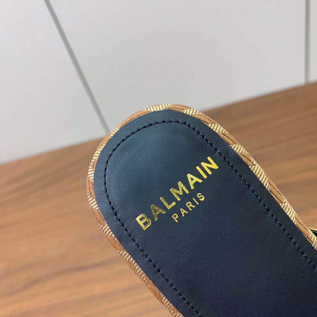 【Bal*ain】方扣拖鞋。愈发別致出众，无敌气场、无敌好看。鞋面原版定制Logo布。原版开模金属扣，牛