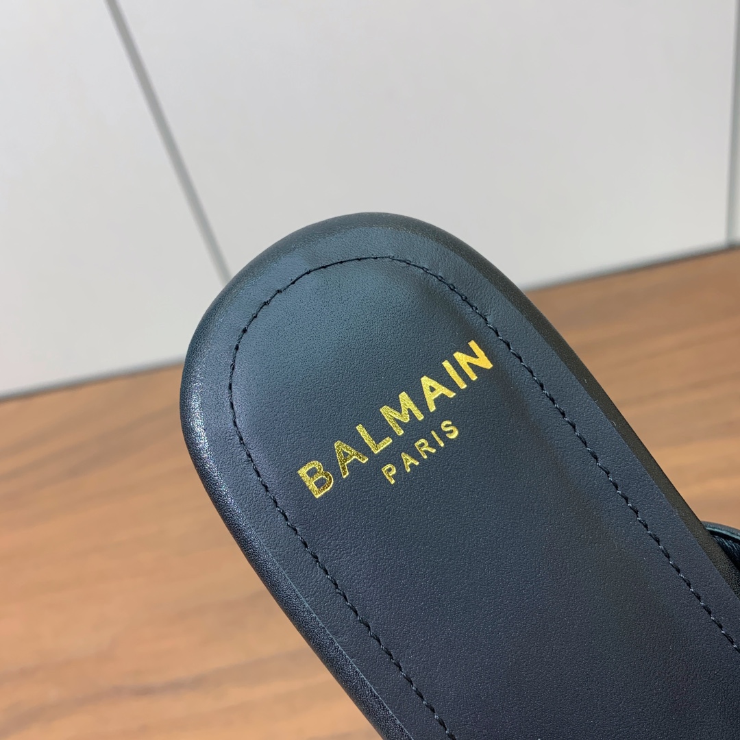 【Bal*ain】方扣拖鞋。愈发別致出众，无敌气场、无敌好看。鞋面原版定制牛皮。原版开模金属扣，牛皮垫脚