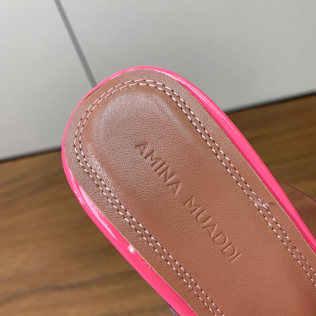 【Amina Muaddi】 方头胶片拖鞋。鞋面Tpu。羊皮垫脚，注塑真皮大底。跟高9.5cm 码数：3