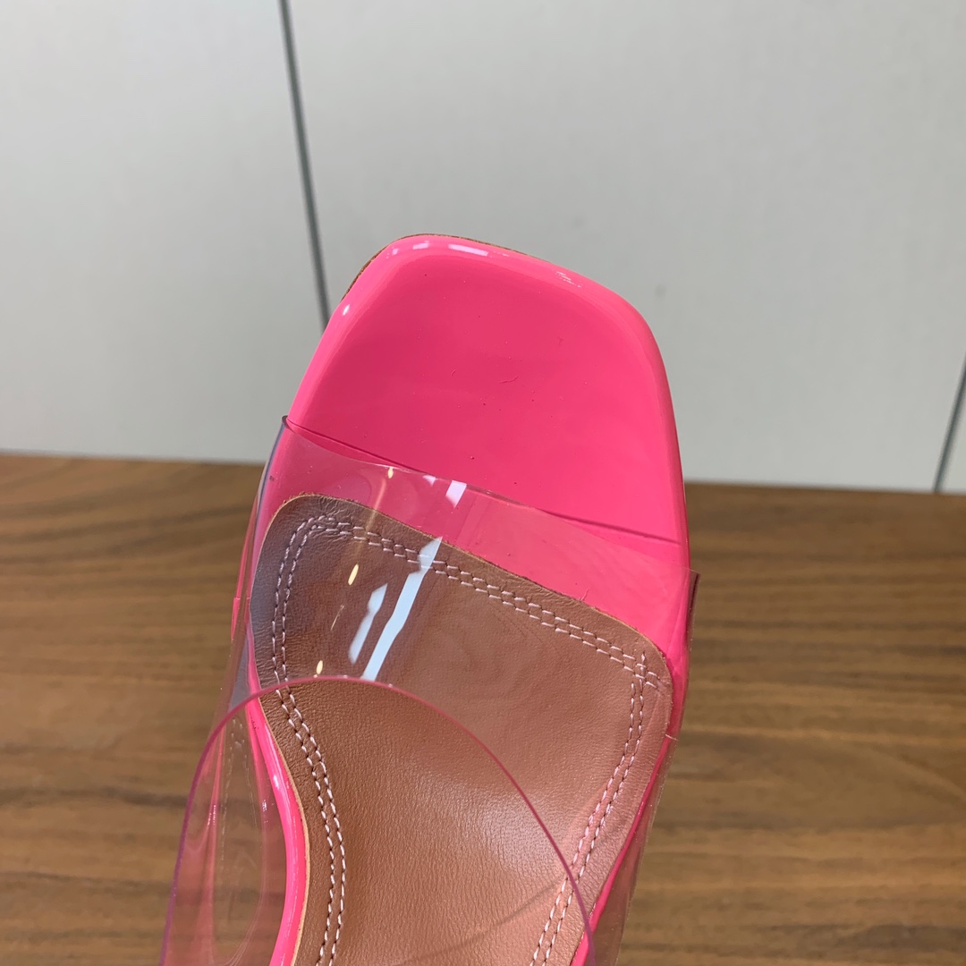 【Amina Muaddi】 方头胶片拖鞋。鞋面Tpu。羊皮垫脚，注塑真皮大底。跟高9.5cm 码数：3