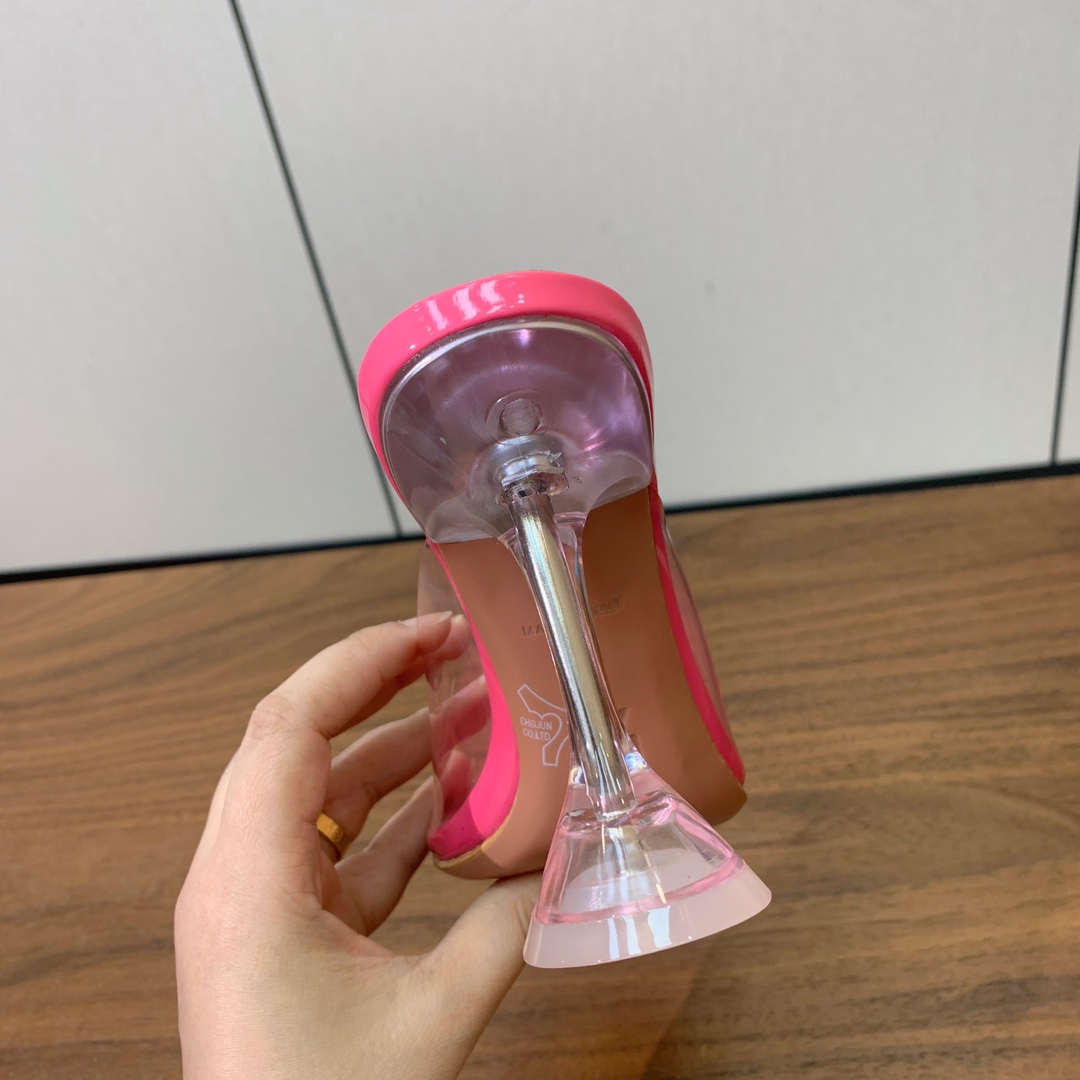【Amina Muaddi】 方头胶片拖鞋。鞋面Tpu。羊皮垫脚，注塑真皮大底。跟高9.5cm 码数：3