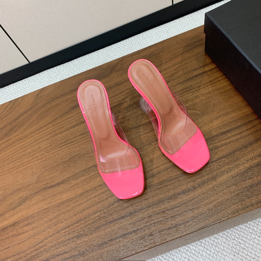 【Amina Muaddi】 方头胶片拖鞋。鞋面Tpu。羊皮垫脚，注塑真皮大底。跟高9.5cm 码数：3
