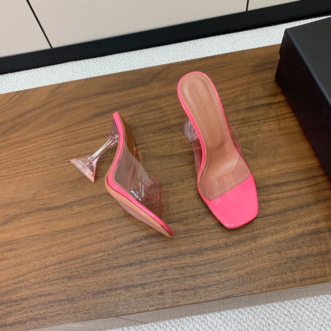 【Amina Muaddi】 方头胶片拖鞋。鞋面Tpu。羊皮垫脚，注塑真皮大底。跟高9.5cm 码数：3