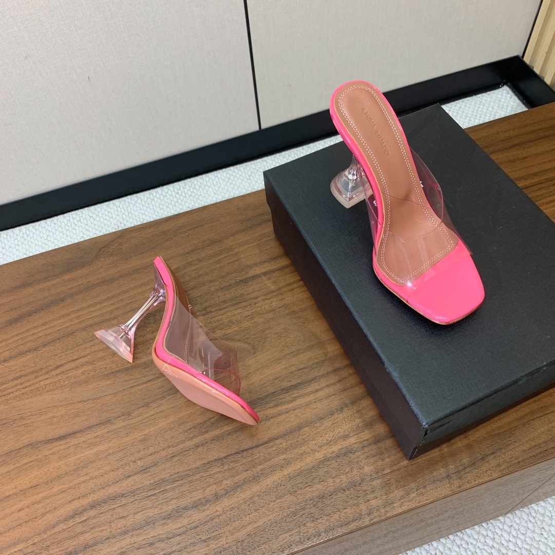 【Amina Muaddi】 方头胶片拖鞋。鞋面Tpu。羊皮垫脚，注塑真皮大底。跟高9.5cm 码数：3