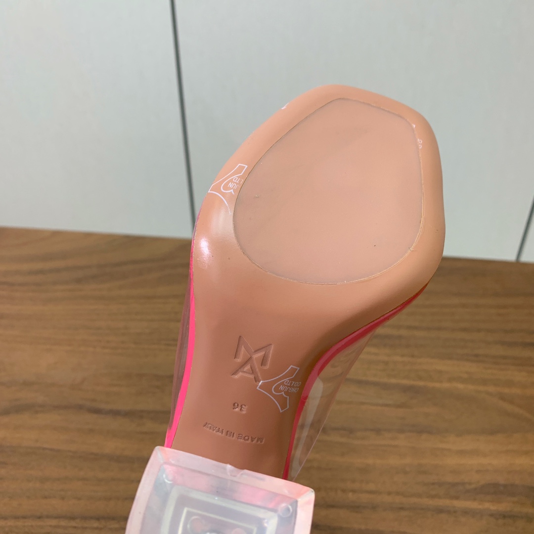 【Amina Muaddi】 方头胶片拖鞋。鞋面Tpu。羊皮垫脚，注塑真皮大底。跟高9.5cm 码数：3
