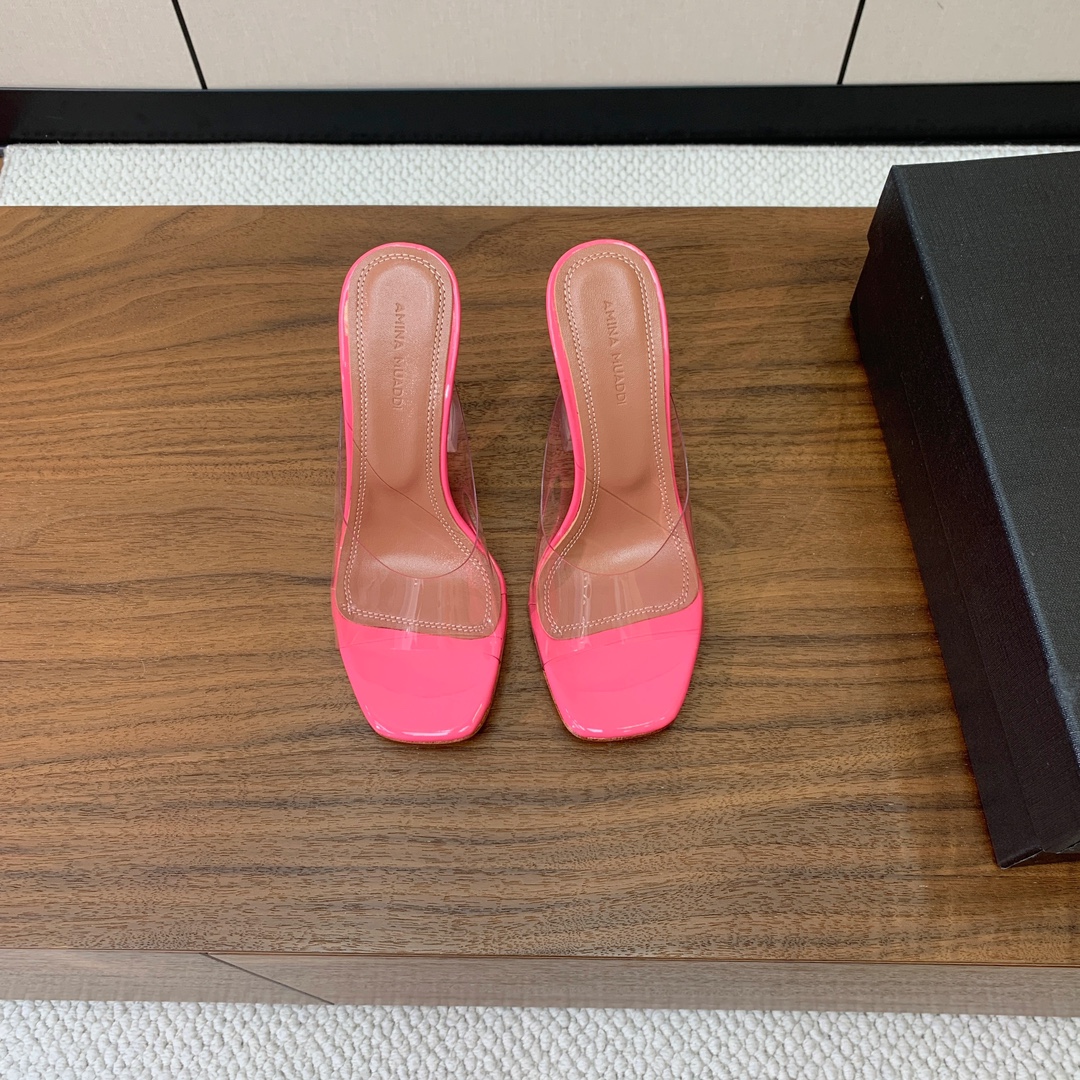 【Amina Muaddi】 方头胶片拖鞋。鞋面Tpu。羊皮垫脚，注塑真皮大底。跟高9.5cm 码数：3