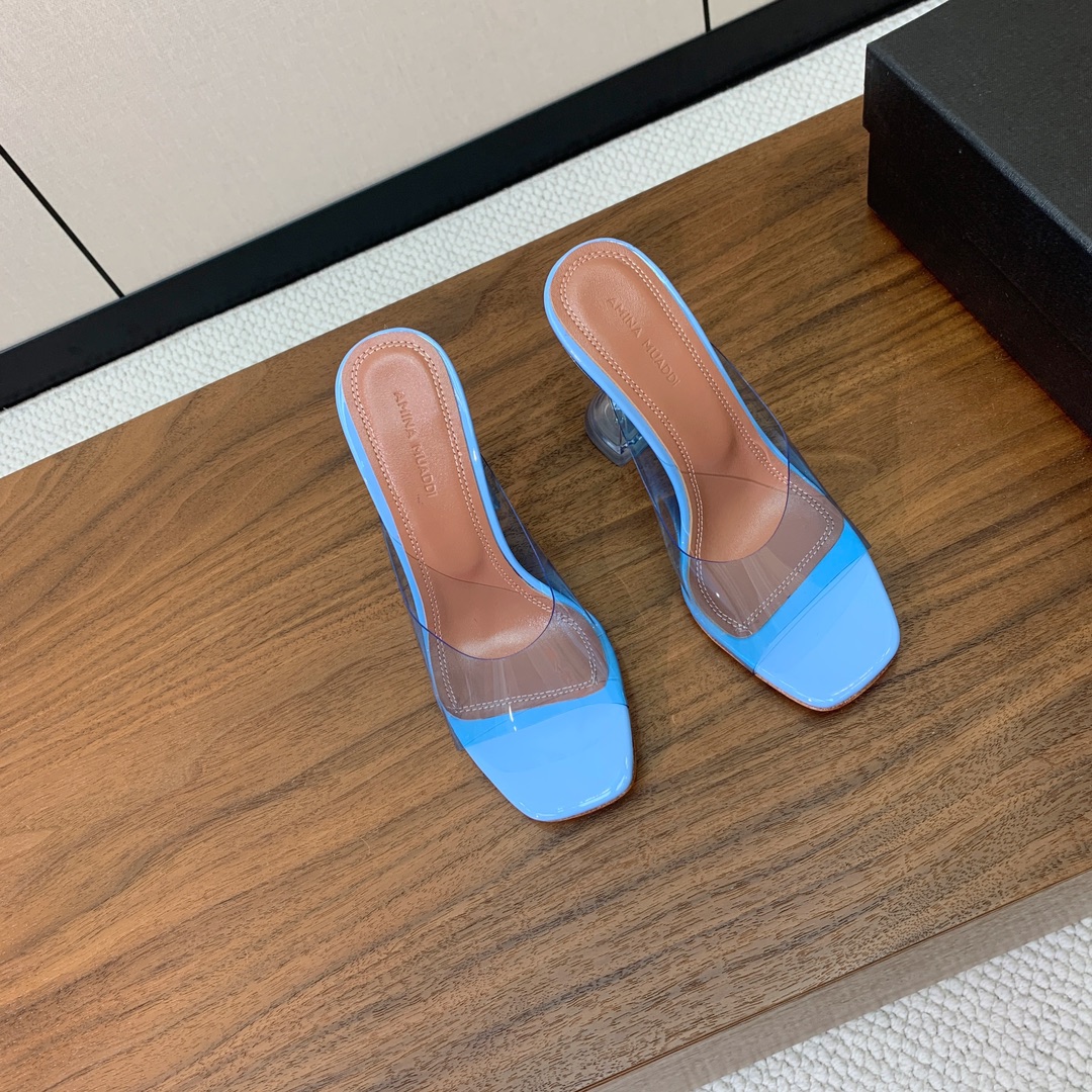 【Amina Muaddi】 方头胶片拖鞋。鞋面Tpu。羊皮垫脚，注塑真皮大底。跟高9.5cm 码数：3