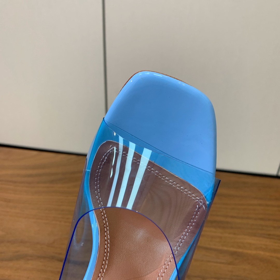 【Amina Muaddi】 方头胶片拖鞋。鞋面Tpu。羊皮垫脚，注塑真皮大底。跟高9.5cm 码数：3