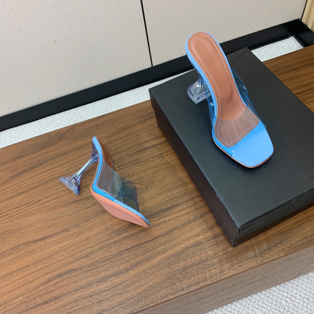 【Amina Muaddi】 方头胶片拖鞋。鞋面Tpu。羊皮垫脚，注塑真皮大底。跟高9.5cm 码数：3