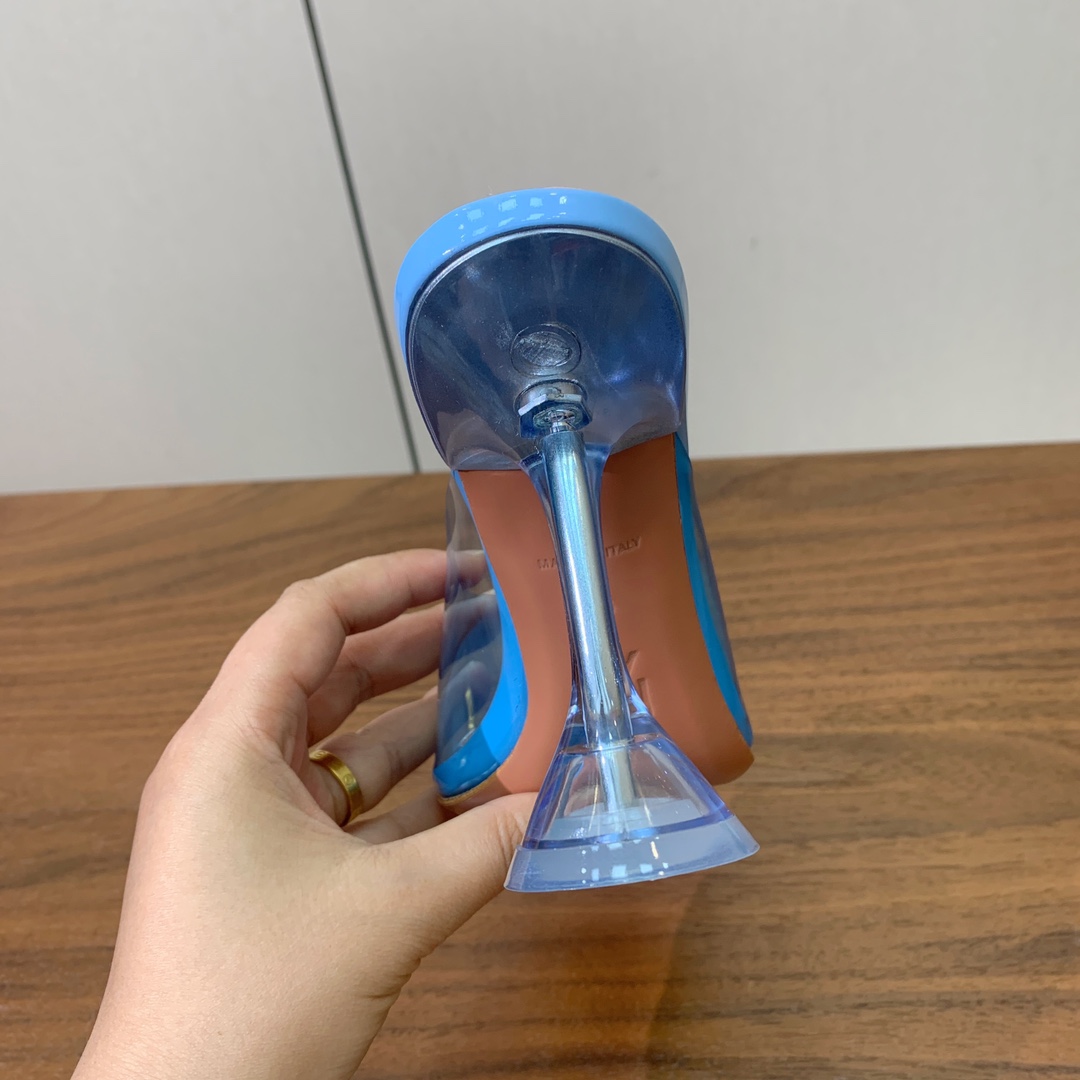 【Amina Muaddi】 方头胶片拖鞋。鞋面Tpu。羊皮垫脚，注塑真皮大底。跟高9.5cm 码数：3