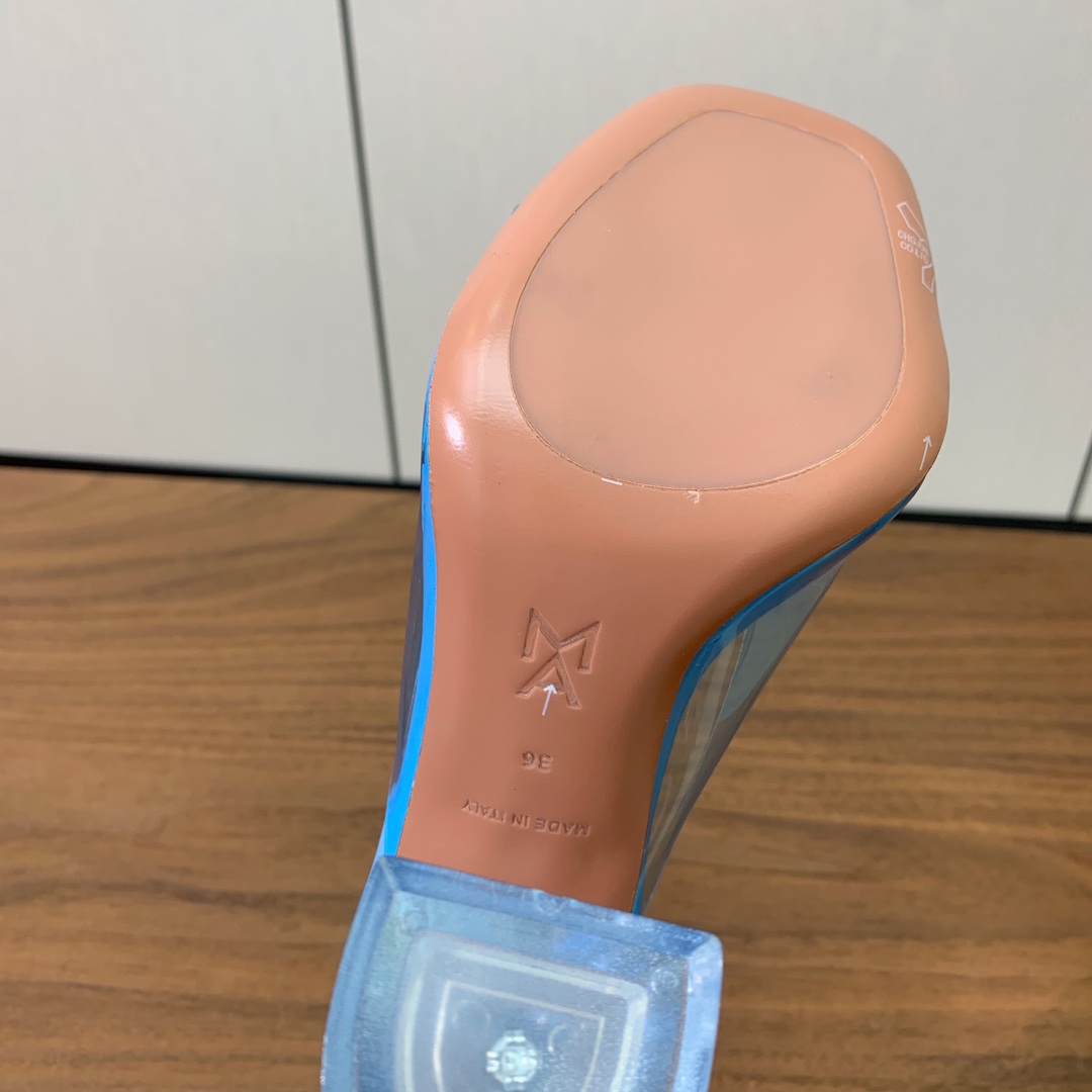 【Amina Muaddi】 方头胶片拖鞋。鞋面Tpu。羊皮垫脚，注塑真皮大底。跟高9.5cm 码数：3