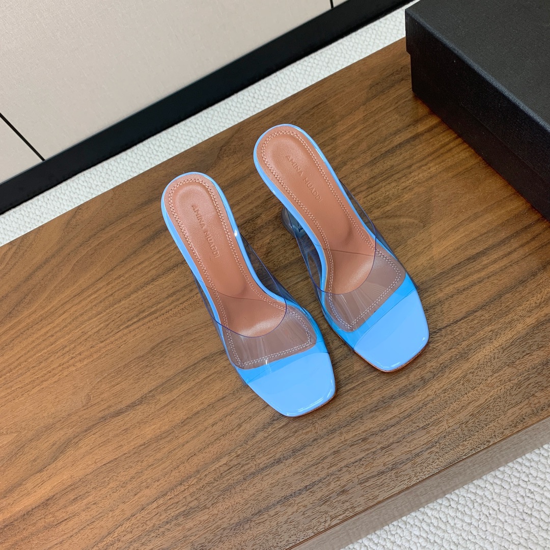 【Amina Muaddi】 方头胶片拖鞋。鞋面Tpu。羊皮垫脚，注塑真皮大底。跟高9.5cm 码数：3