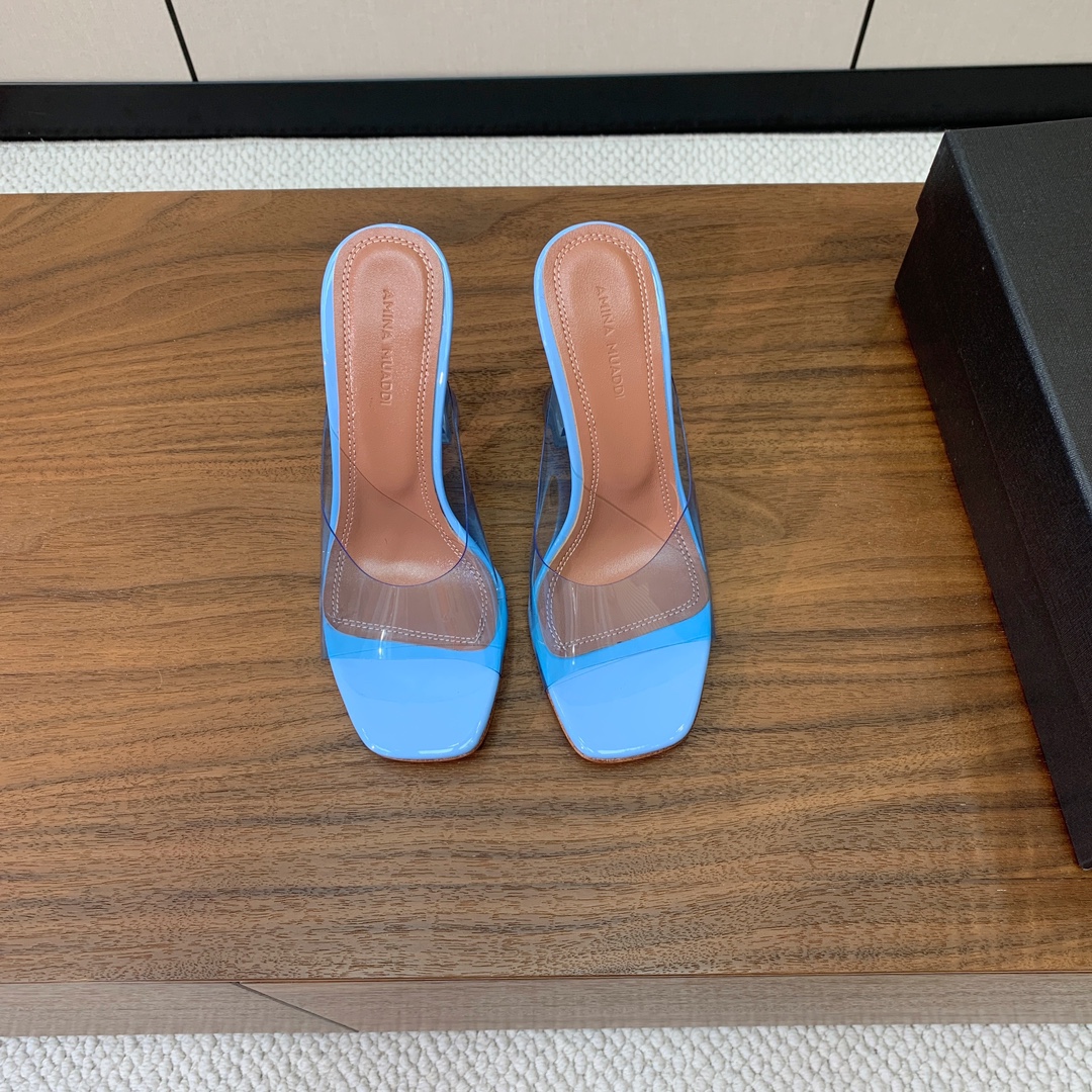 【Amina Muaddi】 方头胶片拖鞋。鞋面Tpu。羊皮垫脚，注塑真皮大底。跟高9.5cm 码数：3