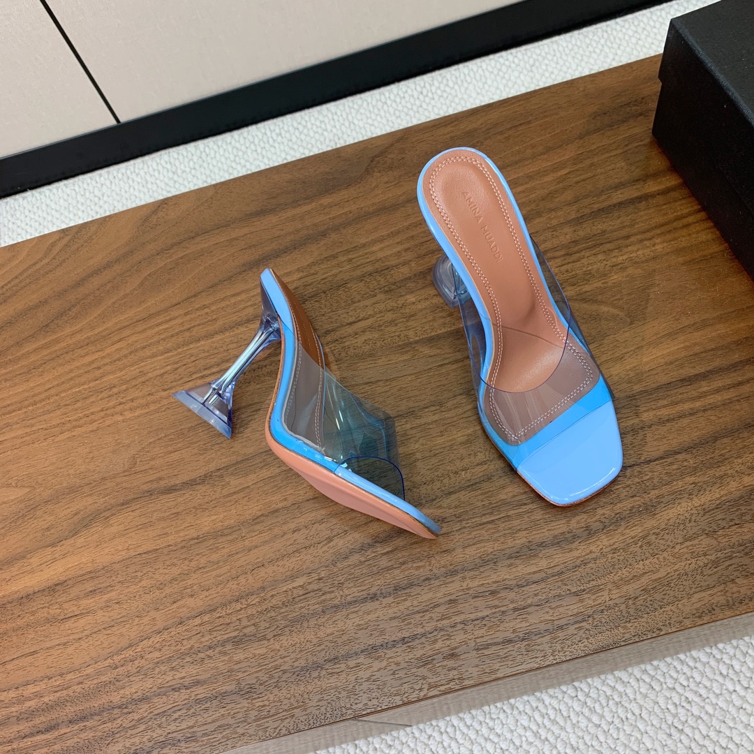 【Amina Muaddi】 方头胶片拖鞋。鞋面Tpu。羊皮垫脚，注塑真皮大底。跟高9.5cm 码数：3