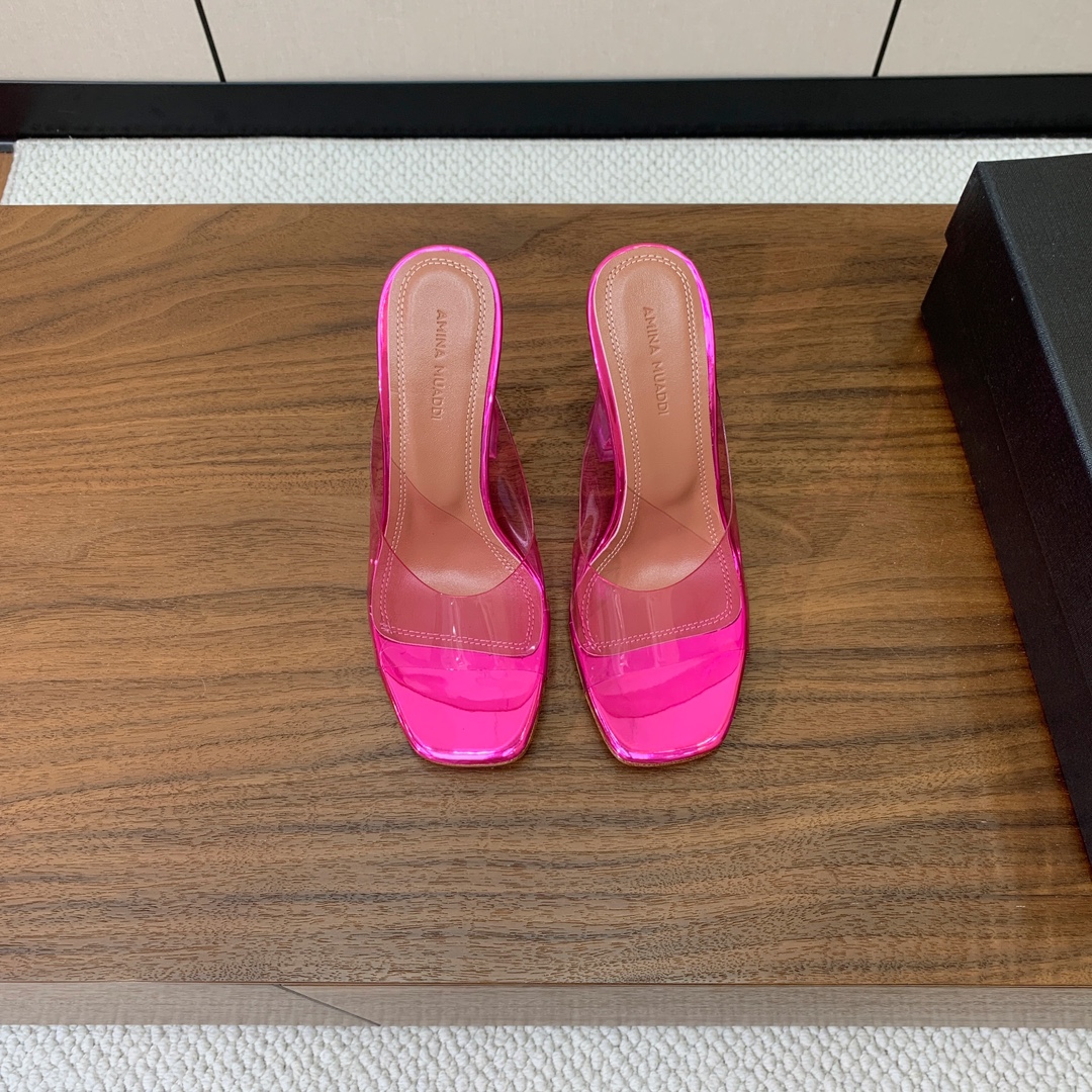 【Amina Muaddi】 方头胶片拖鞋。鞋面Tpu。羊皮垫脚，注塑真皮大底。跟高9.5cm 码数：3