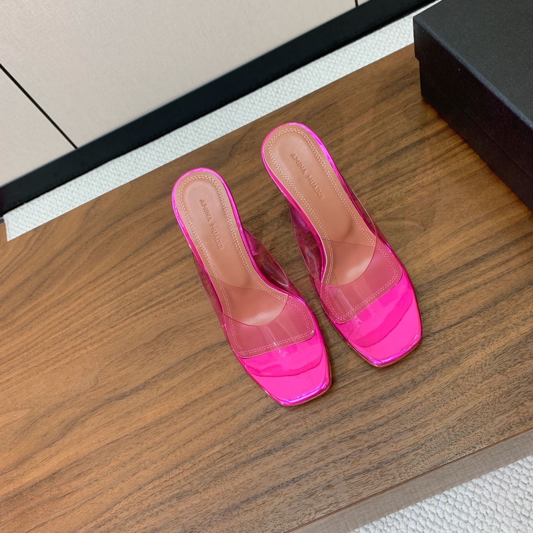 【Amina Muaddi】 方头胶片拖鞋。鞋面Tpu。羊皮垫脚，注塑真皮大底。跟高9.5cm 码数：3