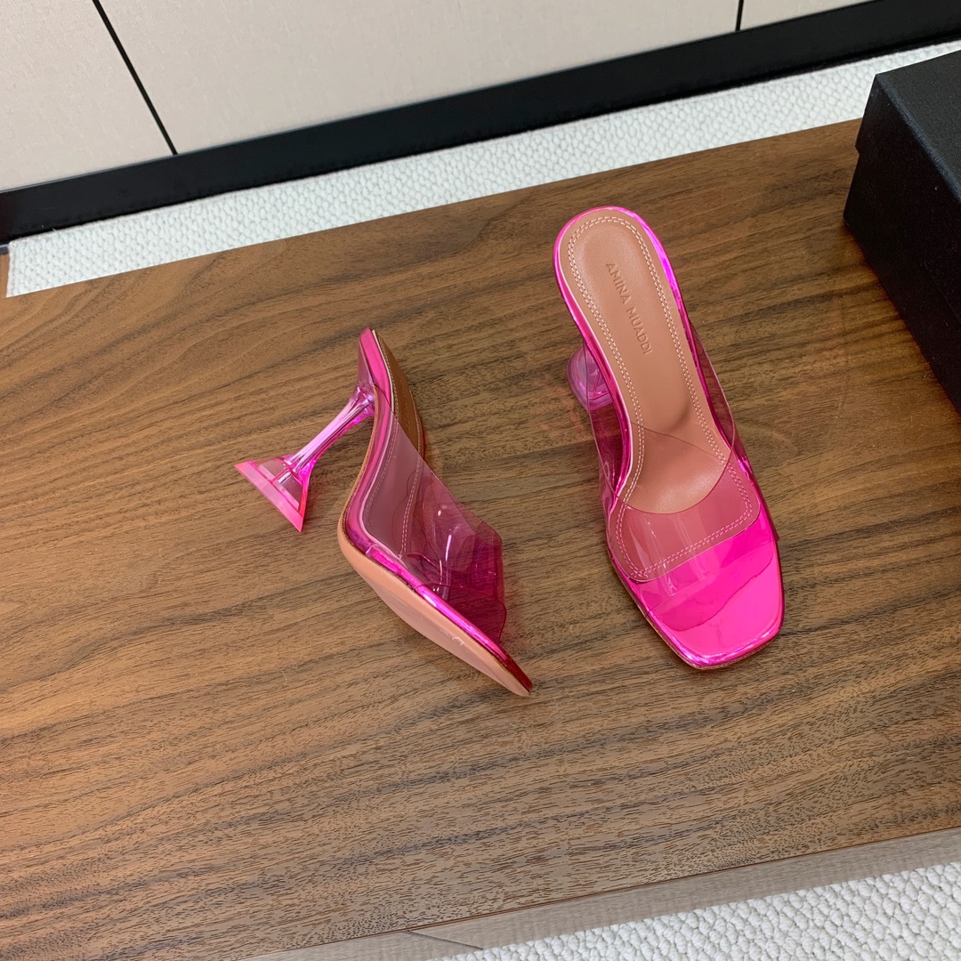 【Amina Muaddi】 方头胶片拖鞋。鞋面Tpu。羊皮垫脚，注塑真皮大底。跟高9.5cm 码数：3