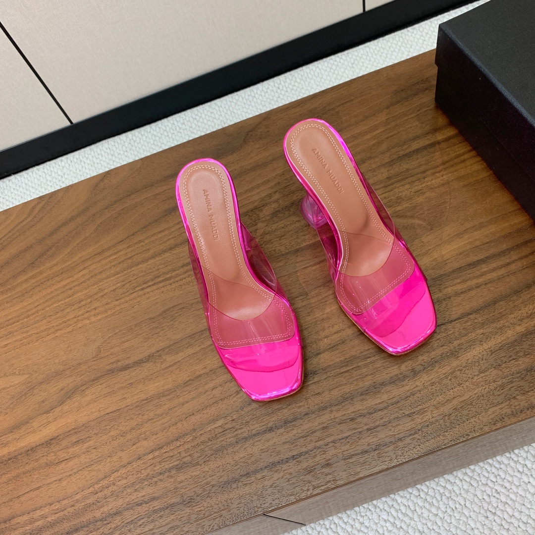 【Amina Muaddi】 方头胶片拖鞋。鞋面Tpu。羊皮垫脚，注塑真皮大底。跟高9.5cm 码数：3