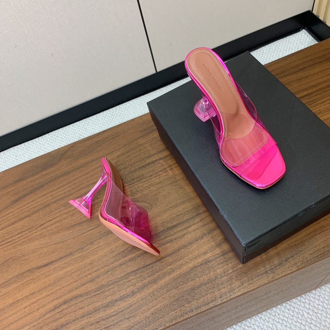 【Amina Muaddi】 方头胶片拖鞋。鞋面Tpu。羊皮垫脚，注塑真皮大底。跟高9.5cm 码数：3