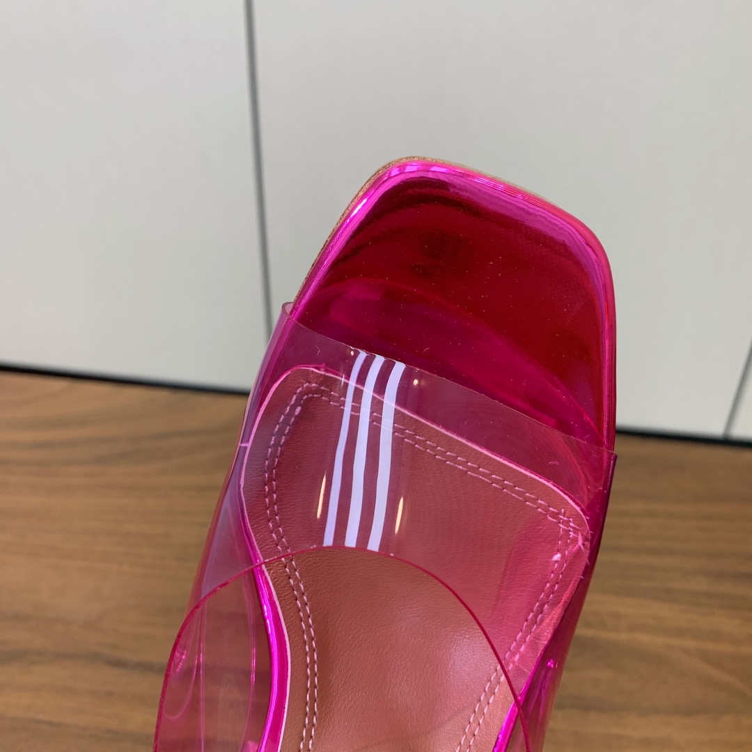【Amina Muaddi】 方头胶片拖鞋。鞋面Tpu。羊皮垫脚，注塑真皮大底。跟高9.5cm 码数：3