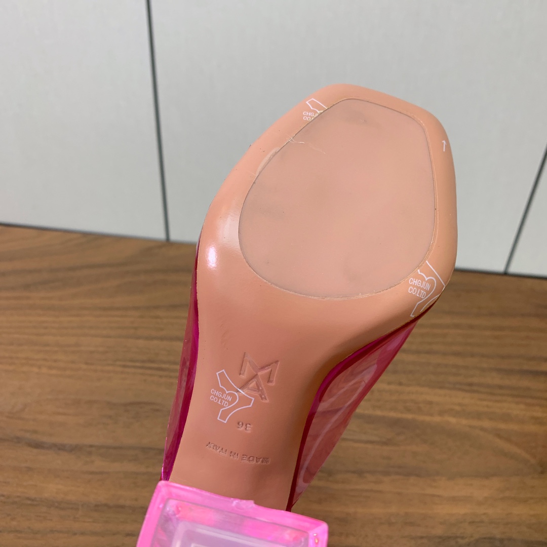 【Amina Muaddi】 方头胶片拖鞋。鞋面Tpu。羊皮垫脚，注塑真皮大底。跟高9.5cm 码数：3