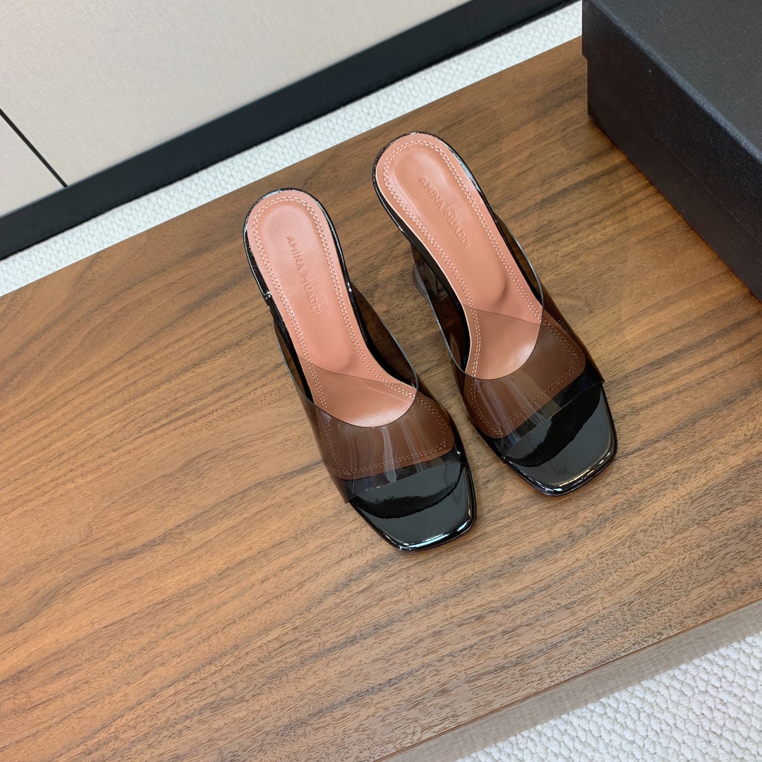 【Amina Muaddi】 方头胶片拖鞋。鞋面Tpu。羊皮垫脚，注塑真皮大底。跟高9.5cm 码数：3