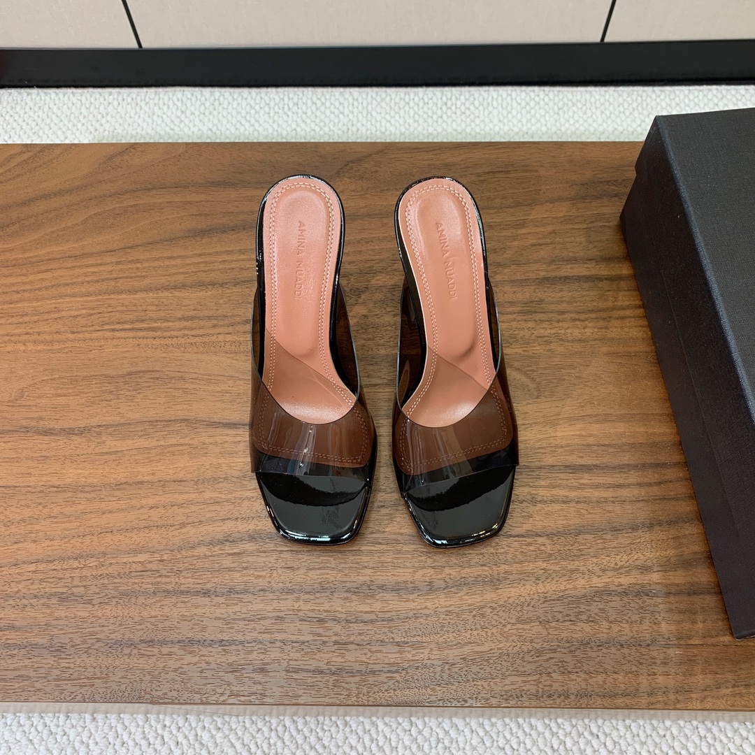 【Amina Muaddi】 方头胶片拖鞋。鞋面Tpu。羊皮垫脚，注塑真皮大底。跟高9.5cm 码数：3