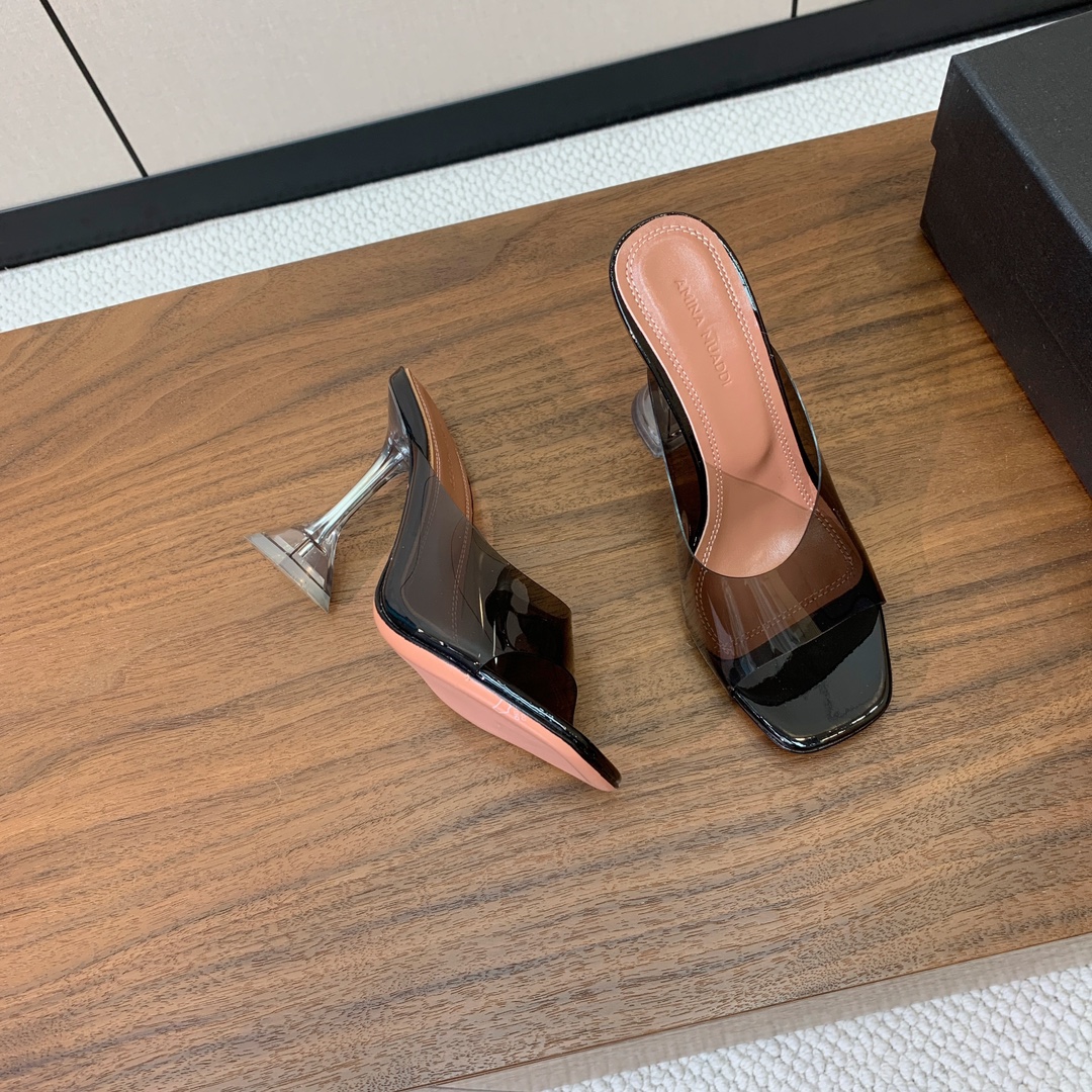 【Amina Muaddi】 方头胶片拖鞋。鞋面Tpu。羊皮垫脚，注塑真皮大底。跟高9.5cm 码数：3