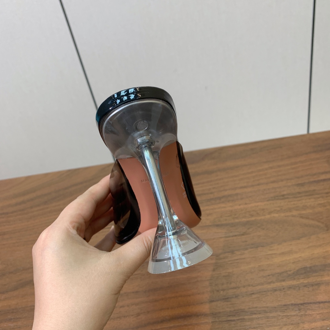 【Amina Muaddi】 方头胶片拖鞋。鞋面Tpu。羊皮垫脚，注塑真皮大底。跟高9.5cm 码数：3