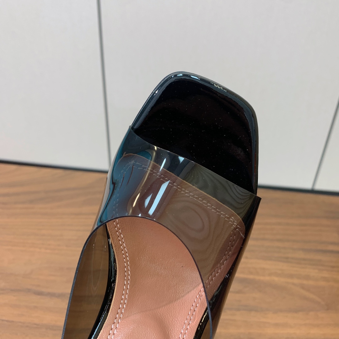【Amina Muaddi】 方头胶片拖鞋。鞋面Tpu。羊皮垫脚，注塑真皮大底。跟高9.5cm 码数：3