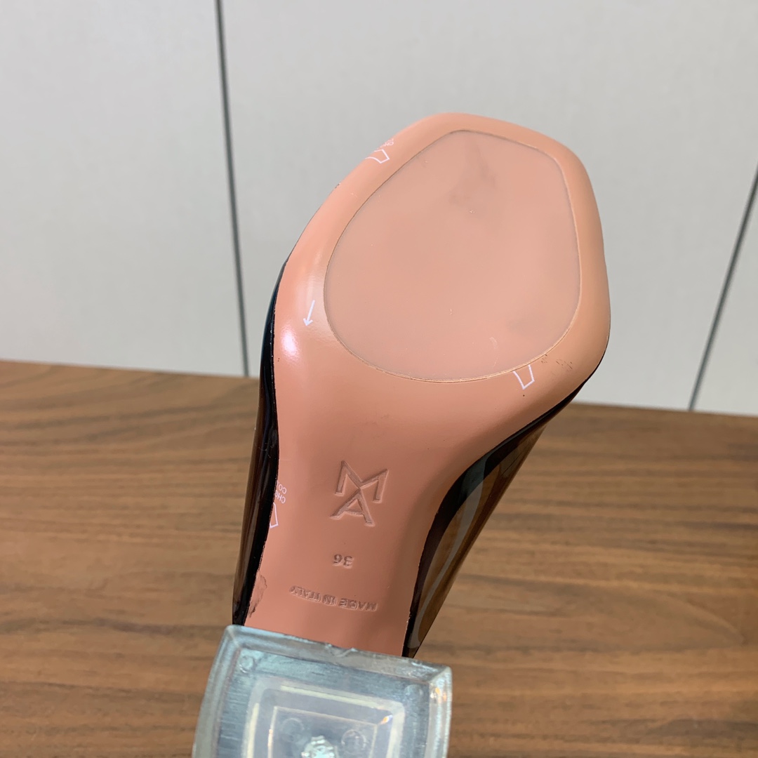 【Amina Muaddi】 方头胶片拖鞋。鞋面Tpu。羊皮垫脚，注塑真皮大底。跟高9.5cm 码数：3