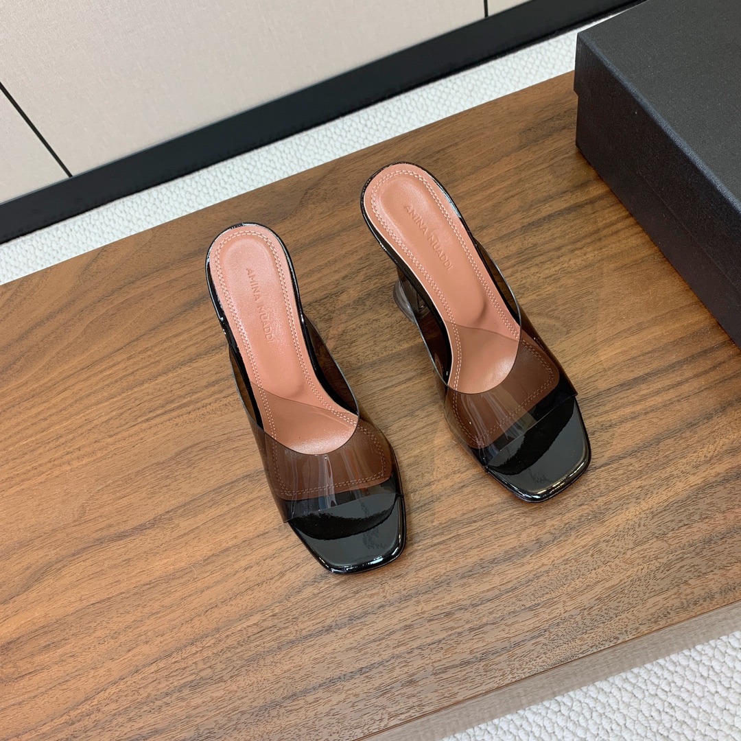 【Amina Muaddi】 方头胶片拖鞋。鞋面Tpu。羊皮垫脚，注塑真皮大底。跟高9.5cm 码数：3