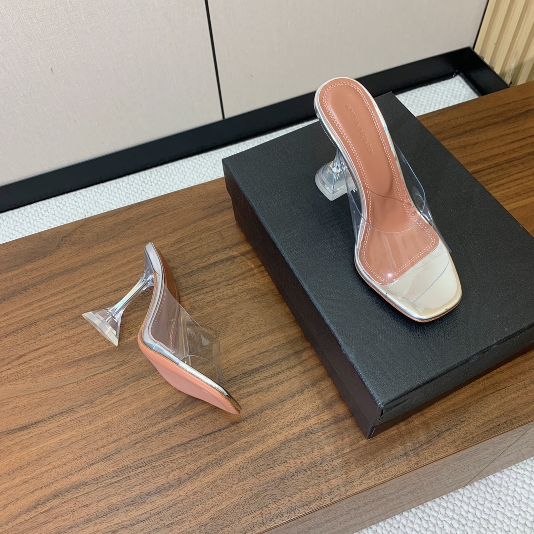 【Amina Muaddi】 方头胶片拖鞋。鞋面Tpu。羊皮垫脚，注塑真皮大底。跟高9.5cm 码数：3